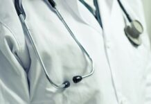 Бейшеналиев: ҮДБ жана аймактардагы дарыгерлер 35 миңден 60 миң сомго чейин маяна алууда