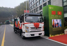 Китайская компания передала два мусоровоза Бишкеку