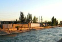 Милиционер спас тонущих в ледяной воде детей(видео)