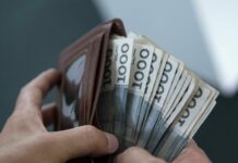 В Кыргызстане средняя зарплата составила 32 тыс. 142 сома