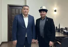 Манасчы Дөөлөт Сыдыков Кыргызстанга кайтып келип, Ташиевге жолукту