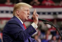 Дональд Трамп победил на первых президентских праймериз