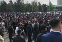 Запрет на митинги в центре Бишкека вновь продлили