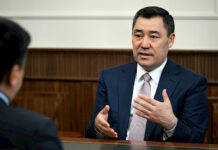 «Не нужно искать трагедию». Садыр Жапаров прокомментировал скандал с неправильным флагом