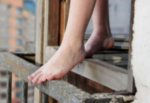 В Оше милиционеры помогли спасти девушку, пытавшуюся спрыгнуть с многоэтажки