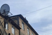 В Кызыл-Кие мужчина залез на крышу четырехэтажного дома и угрожал спрыгнуть