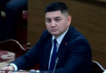 Депутат Жамгырчиев пришел на заседание Комитета ЖК