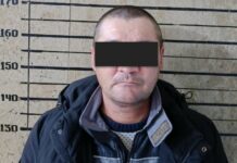 В Бишкеке мужчина напал на девушку и отобрал сумку с 90 тыс. сомов и телефоном