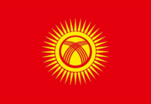 В Бишкеке подняли новый флаг на площади Ала-Тоо