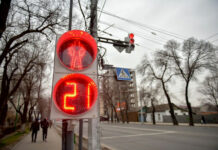 В Бишкеке на еще одном перекрестке установили «умный» светофор