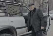 «Я сам знаю, куда ставить». Мужчина припарковал свой «Прадо» посреди дороги и ушел на базар. Видео