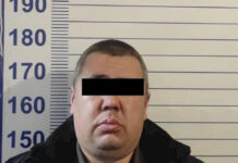 Кара-Суу районунда сот аткаруучу опузалап, акча алып жаткан жеринен кармалды