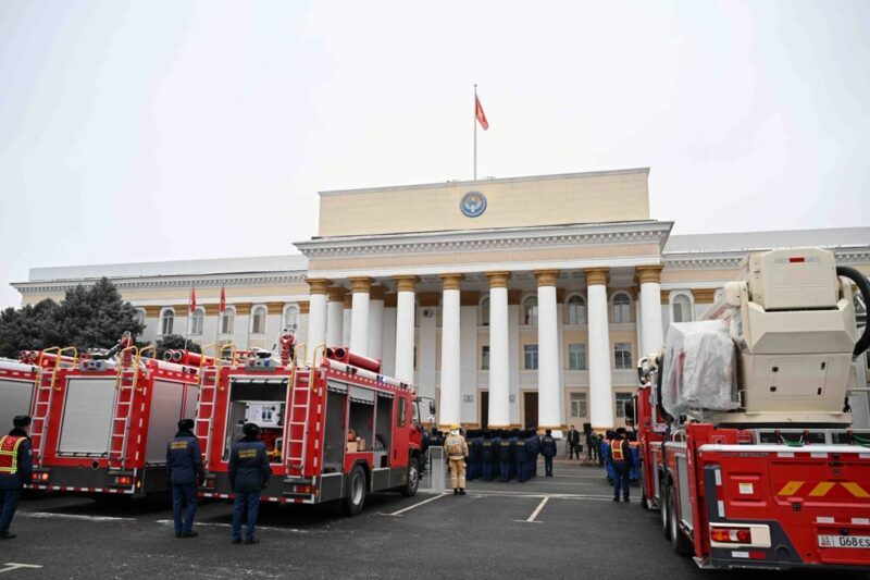 65b9e26d9a467 thumb 1 Бишкекте Өзгөчө кырдаалдар министрлигине техникалар тапшырылды 