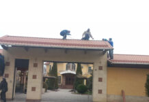 В Оше сносят забор дома Райымбека Матраимова