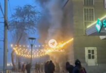 В центре Бишкека горит бар (видео)