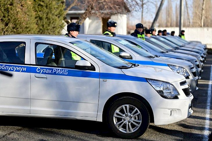 Камчыбек Ташиев Сузак райондук милициясына 12 автоунаанын ачкычын тапшырды