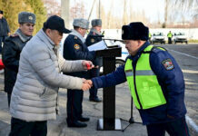 Камчыбек Ташиев Сузак райондук милициясына 12 автоунаанын ачкычын тапшырды