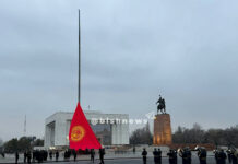 На главной площади Кыргызстана подняли новый флаг