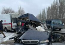 Вблизи Бишкека столкнулись маршрутка и авто, есть жертвы