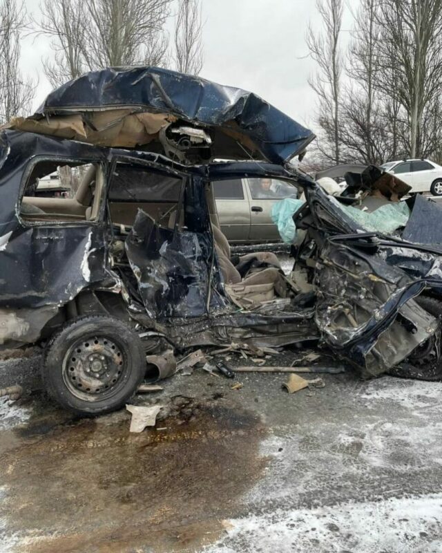 photo 5883300920400392722 w Вблизи Бишкека столкнулись маршрутка и авто, есть жертвы  