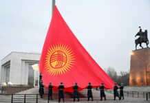 Кыргызстандын башкы аянтында жаңыланган туу салтанаттуу көтөрүлдү