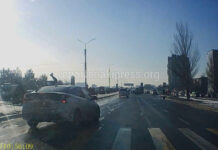 Жүгүрүп бараткан окуучу бала менен эркек кишини автоунаа сүздү