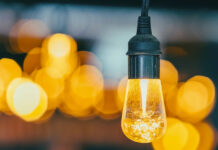 Большая нагрузка на сети. Энергетики объяснили отключения света в регионах