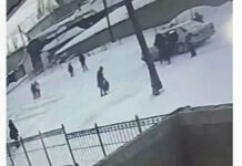 В Караколе старшеклассники в шутку хотели похитить ребенка, игравшего на обочине – видео