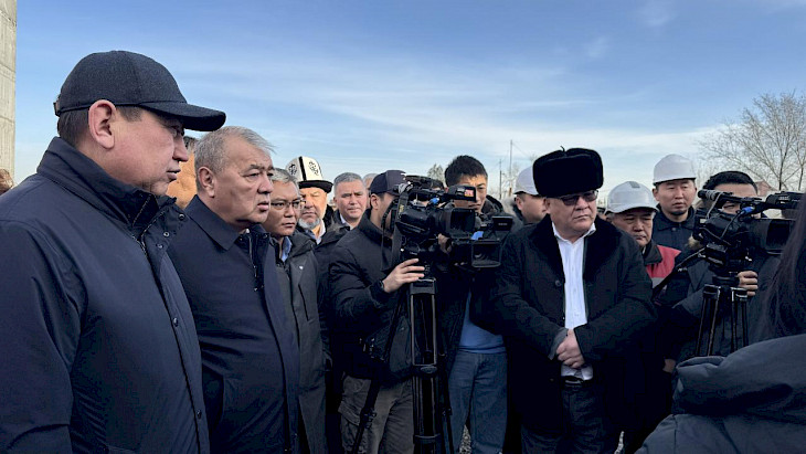 Депутаты ознакомились ходом строительства ипотечных домов в Бишкеке 