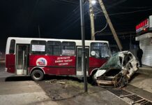 В новостройке «Ак-Ордо» столкнулись автобус и Honda Fit – видео с места ДТП