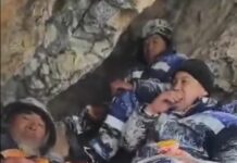 Оледенела одежда и лепешка на обед. Энергетики в горах Кыргызстана протягивают ЛЭП (видео)