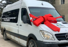 Ученикам села Мин-Куш подарили школьный микроавтобус