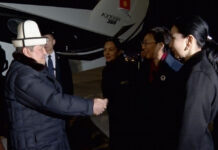 Акылбек Жапаров прилетел в Кашгар