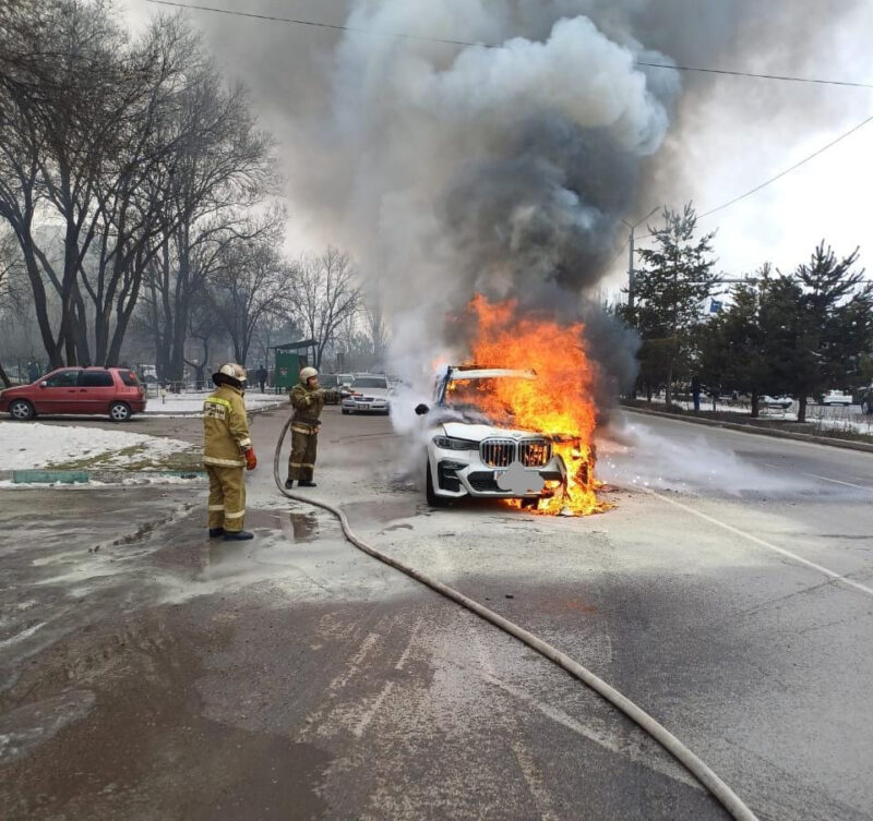 2024 03 01 13 11 01 105760 На ул. Жукеева-Пудовкина в Бишкеке сгорели два автомобиля. Фото