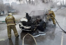 На ул. Жукеева-Пудовкина в Бишкеке сгорели два автомобиля. Фото