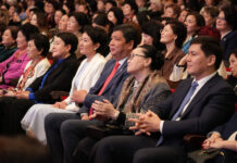 В филармонии отметили 8 Марта. На праздник пришли мэр столицы и Айгуль Жапарова