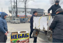 На Ошском рынке прошел рейд по ликвидации стихийной торговли с участием спецназа