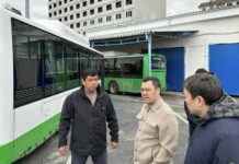 Садыр Жапаров внепланово посетил сервисный центр по ремонту муниципальных автобусов Бишкека