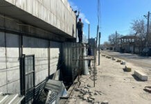 Возле рынка «Мадина» в Бишкеке убирают кафе, столовую и навесы