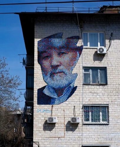 325551 w h500 1711526010 r Муралы-портреты из крышечек появились на стенах многоэтажек в Бишкеке