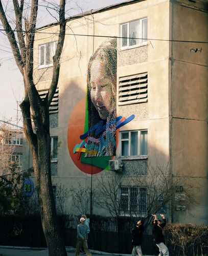 325553 w h500 1711526011 r Муралы-портреты из крышечек появились на стенах многоэтажек в Бишкеке