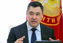 Садыр Жапаров считает, что в школах детям нужно запретить пользоваться смартфонами