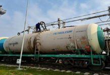 Казахстан оказал гумпомощь Кыргызстану в виде 2000 тонн дизтоплива