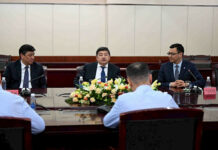 Акылбек Жапаров Кашгарда бир катар компаниянын өкүлдөрү жана банктардын жетекчилери менен жолукту