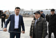 Акылбек Жапаров Чүйдөгү жеңил унааларды жыйноо жана чыгаруучу заводдун курулушунун жүрүшү менен таанышты