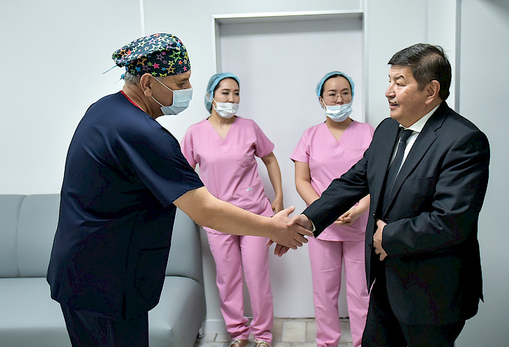 Бишкектеги Улуттук кардиология жана терапия борборуна заманбап жабдуулар тапшырылды 