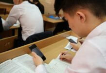 В Кыргызстане разработали законопроект о регулировании пользованием смартфонами в школах
