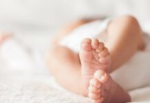 В Ала-Буке через подделку документов незаконно усыновили ребенка и вывезли его из страны