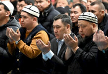 Садыр Жапаров посетил Центральную мечеть в Бишкеке и провел ооз ачар