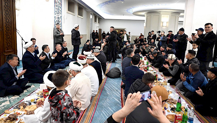 Садыр Жапаров посетил Центральную мечеть в Бишкеке и провел ооз ачар 
